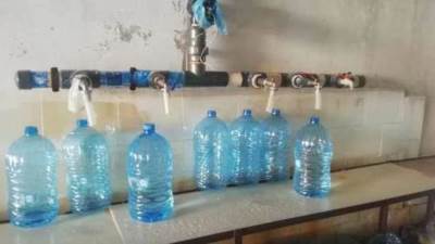 ضبط مصنع شهير لمياه معدنية طبيعية يقوم بتعبأة الزجاجات من «الحنفية» 