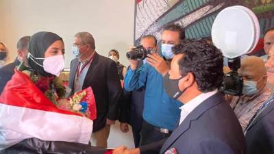 وزير الرياضة يستقبل فريال أشرف وأحمد الجندي بمطار القاهرة الدولي