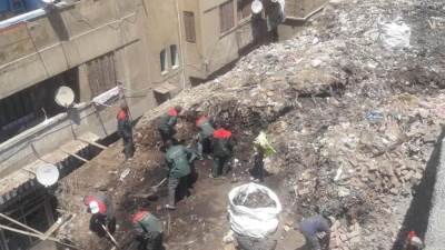 رفع 156طن تراكمات قمامة ومخلفات أعلى سطح عقار مهجور بحي شمال الجيزة