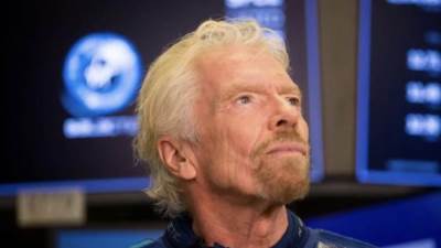 الملياردير "برانسون" يبيع أسهماً بـ300 مليون دولار في "فيرجين غالاكتيك" لسياحة الفضاء