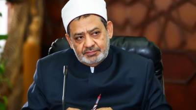 شيخ الأزهر يهاتف أوائل الثانوية الأزهرية ويتأثر بالظروف الصعبة لطالبٍ منهم