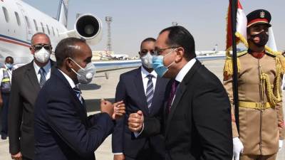 "مدبولي" يستقبل رئيس وزراء الصومال بمطار القاهرة 