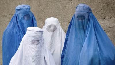 في ليلة سقوط كابول متاجر البرقع في أفغانستان تزدحم وعبارة"قد لا نلتقي مرة اخري"