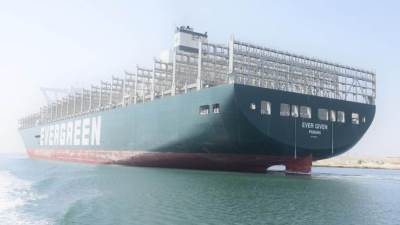 عبور 62 سفينة وحاويات EVER GIVEN  ضمن قافلة الشمال" بقناة السويس