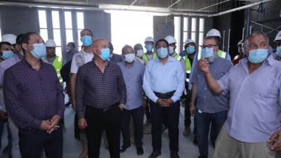 وزير النقل يتفقد مواقع العمل بمشروع القطار الكهربائي الخفيف واختبارات قطار LRT