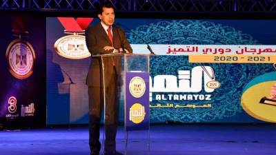 وزير الشباب يهدي درع التميز لموظفي الشباب والرياضة