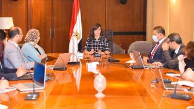 "وزيرة الهجرة" تتابع تسجيل المسافرين المسجلين للحصول على لقاحات كورونا