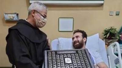 الأب بطرس غالي يزور نضال الشافعي بعد استئصاله جزء من القولون ويهديه اسماء الله الحسني