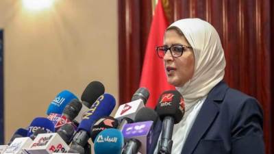 "الصحة" تلزم العاملين في القطاع الطبي بالحصول على لقاحات كورونا