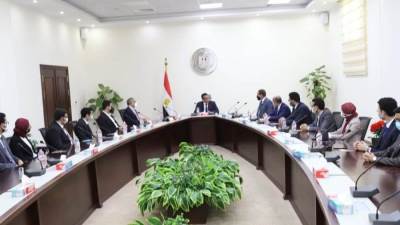 وزير التعليم العالي يلتقي بطلاب الهندسة قبل سفرهم للتدريب بجامعة سمارا الروسية