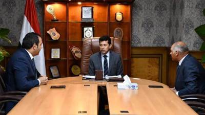 أشرف صبحي يتابع أحوال مصابي فريق مركز شباب دسوق 