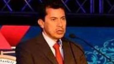 وزير الشباب والرياضة يزور "مؤمن زكريا" في منزله 