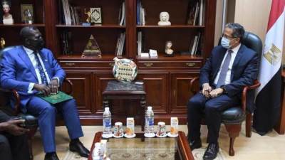 وزير السياحة والآثار يستقبل وزير الخارجية والتعاون الدولي لجمهورية سيراليون الشقيقة