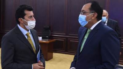 وزير الشباب والرياضة يستعرض استعدادات استضافة "بطولة العالم للناشئين للدراجات للمضمار" 