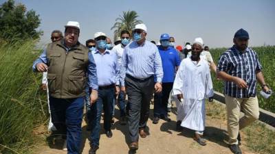 وزير الزراعة ومحافظ الأقصر يتفقدان عدد من أنشطة مشروعات التنمية الشاملة