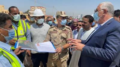 وزير الزراعة ومحافظ قنا يتفقدان مركز الخدمات الزراعية والقافلة البيطرية بالمراشدة