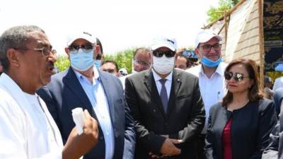 وزير الزراعة ومحافظ قنا يتفقدان حقول زراعية بنظام الرى الحديث بنجع حمادي