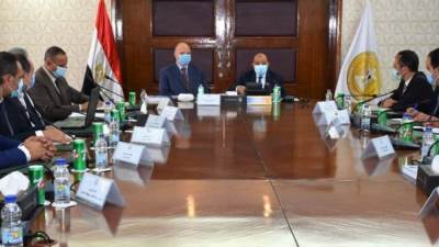 "شعراوي" ومحافظ القاهرة يتابعان مع شركتي "ارتقاء" و"انفيروماستر" تنظيف شوارع العاصمة