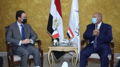 وزير النقل يلتقي السفير الفرنسي بالقاهرة بمناسبة انتهاء فترة عمله في مصر
