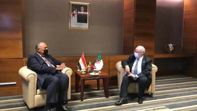 وزير الخارجية يبحث مع وزير خارجية الجزائر تنسيق القضايا الإقليمية المتلاحقة 