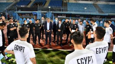 وزير الرياضة يشهد تدريبات المنتخب الوطني لكرة القدم قبل مباراتي أنجولا والجابون