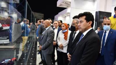 وزير الشباب والرياضة يشهد البروفة النهائية لبطولة العالم للناشئين للدراجات للمضمار