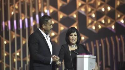 اسعاد يونس تهدي امير كراره هدية غير متوقعه في "سهرانين"