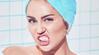 مايلي سايريس تعيد الي الاذهان هانا مونتانا في احدث جلسة تصوير لها