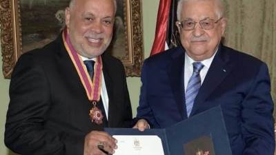 اشرف زكي يحصل علي وسام الثقافه والعلوم والفنون الفلسطيني 