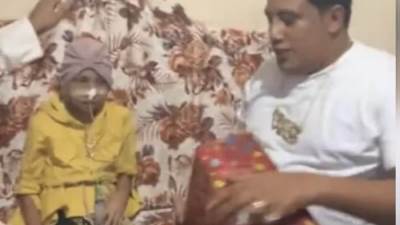 حمو بيكا يدعم طفله مصابه بالسرطان ويقوم بادخال السرور والبهجه عليها