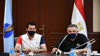 وزير الرياضة ومحافظ البحر الأحمر يناقشان إنشاء استاد للغردقة 