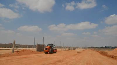 "الإسكان": جارٍ تنفيذ أعمال الطرق وموقف انتظار سيارات لمحطة القطار الكهربائى بالعاشر من رمضان