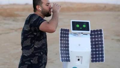 مهندس مصري يخترع روبوت يستخرج الرطوبة من الهواء ويحولها إلي ماء