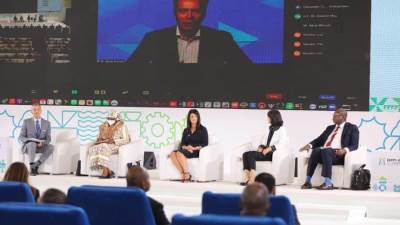 رئيس المنتدى الإقتصادي يشيد بما حققته مصر من إصلاحات في مختلف القطاعات