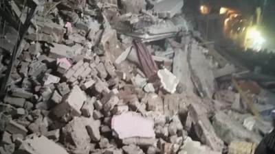 قوات الإنقاذ تنتشل جثة من انقاض عقار شبرا الخيمة المنهار