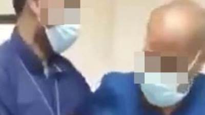 طبيب يعذب ممرض ويجبره على السجود لكلبه