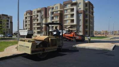 "الإسكان": رصف الطرق لعمارات "دار مصر" غرب المال والأعمال والحي الـ32