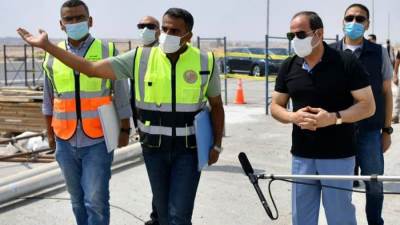 السيسي يتفقد سير الأعمال الجارية لربط محور شينزو آبي بمنطقة التجمع