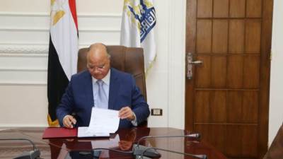 محافظ القاهرة يعتمد قرار ترقية 2695 موظف بالمحافظة والأحياء التابعة