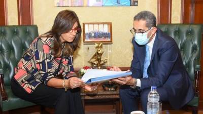 وزيرة الهجرة ومحافظ الغربية يبحثان التعاون لمواصلة تنفيذ مبادرة "مراكب النجاة"