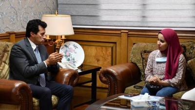 وزير الشباب يُكرم آيه عصام الدين بائعة غزل البنات