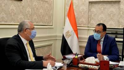 "مدبولي" يستعرض مع وزير الزراعة مشروع المزارع المصرية النموذجية المشتركة في أفريقيا