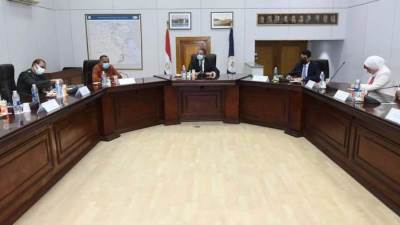 وزير السياحة يعقد اجتماعاً مع لجنة الإشراف على تطوير الخدمات بالمواقع الأثرية
