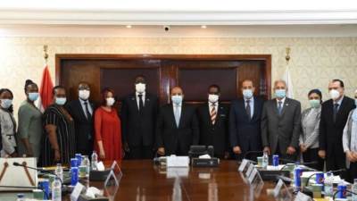 وزير التنمية المحلية يبحث مع وفد حكومي من ناميبيا تبادل الخبرات فى مجالات التعاون المشترك