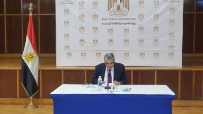 وزير الكهرباء يعقد اجتماعاً لمتابعة ما تم إنجازه فى مشروعات الطاقات المتجددة