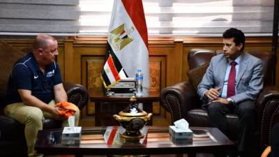 وزير الشباب يلتقي الفريق الملكي الهولندي لكرة القدم لبحث سبل التعاون المشترك