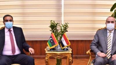 وزير الطيران المدنى يبحث سبل التعاون مع وزير المواصلات الليبى 