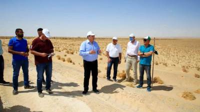 "تنمية الريف المصرى الجديد" تجرى عمليات تطهير للطرق بأراضى مشروع الـ١.٥مليون فدان