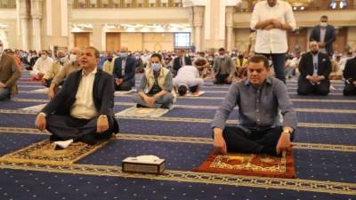 رئيس حكومة الوحدة الوطنية الليبية وسعفان يؤديان صلاة الجمعة في مسجد"الفتاح العليم"