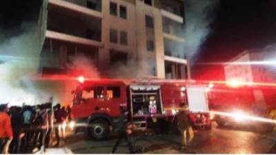 إصابة 7 أشخاص بحالات اختناق فى حريق مصنع الزجاج